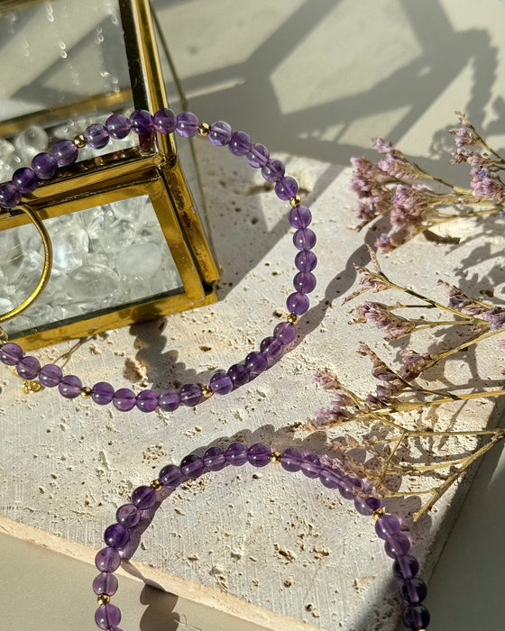 Amethyst Kugelarmband mit 6 mm Perlen und vergoldeten 925 Silberperlen