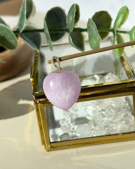 Kunzit Herzanhänger mit vergoldeter 925 Silberöse und Zirkonia