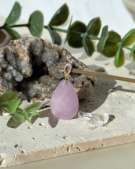 Kunzit Tropfenanhänger mit vergoldeter 925 Silberöse und Zirkonia