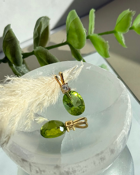 Facettierter Peridot Anhänger mit vergoldeter 925 Silber Doppelöse und Zirkonia