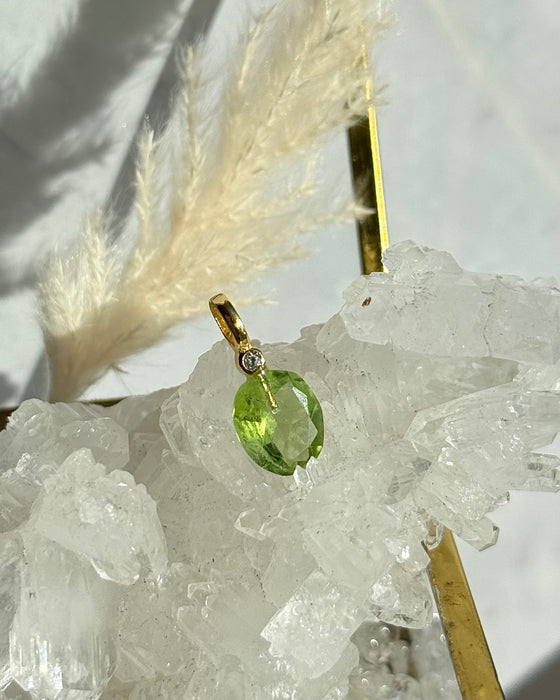 Peridot Edelstein Anhänger mit vergoldeter 925 Silberöse und Zirkonia