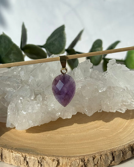 Violetter Edelstein Anhänger Amethyst hell dunkel facettiert