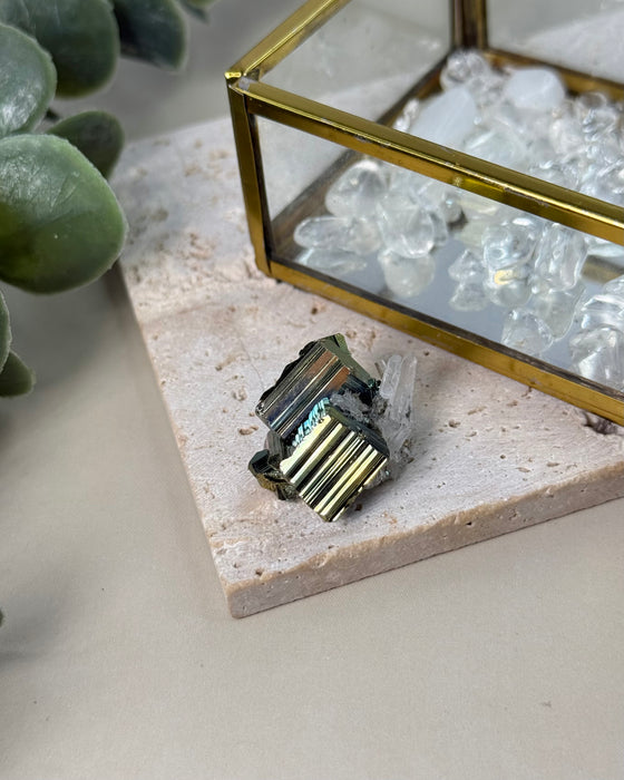 irisierender Pyrit mit Quarz Stufe Indonesien 2,1 cm Mineral