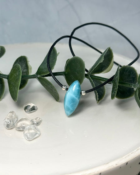 Larimar Navette Anhänger mit 925 Silber und schwarzem Lederband 40 cm
