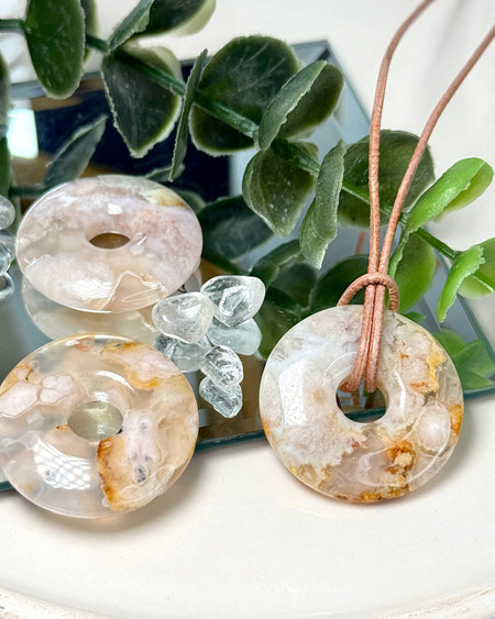 Blumenachat Donut Anhänger 3,3 cm mit Lederband ohne Verschluss
