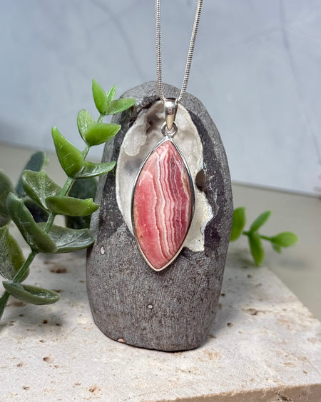 Rhodochrosit Anhänger in 925 Silber gefasst, rosa Naturstein mit Maserung, 3,7 cm
