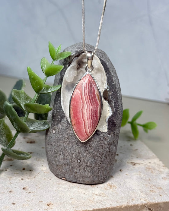 Rhodochrosit Anhänger in 925 Silber gefasst, rosa Naturstein mit Maserung, 3,7 cm