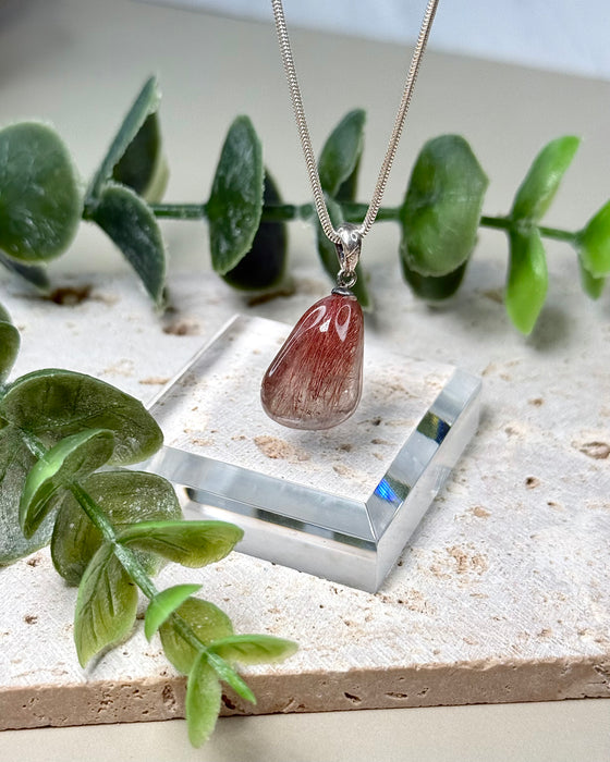 Kupfer Rutilquarz Schmuck Anhänger, klarer Edelstein mit filigranen rötlichen Strukturen