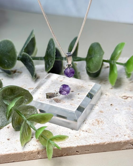 Facettierter Amethyst Kugelanhänger mit 925 Silberöse, violetter Edelstein mit funkelnden Facetten