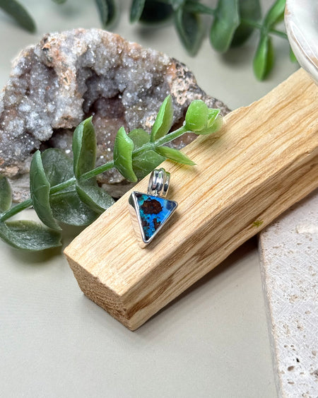 Opal Anhänger Boulder Opal 925 Silber, schillernde Farben im Naturstein