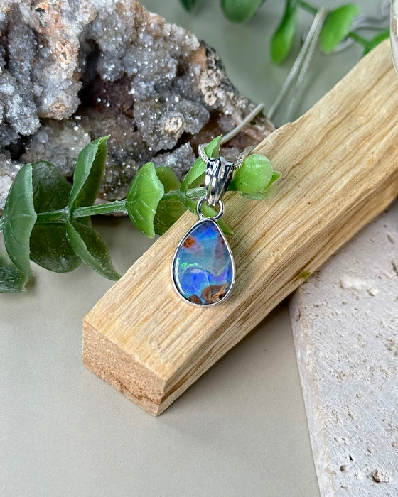 Boulder Opal Silber Anhänger, natürlicher Opal im Muttergestein