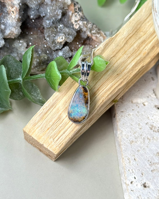 Opal Anhänger Boulder Opal 925 Silber, schillernde Farben im Naturstein