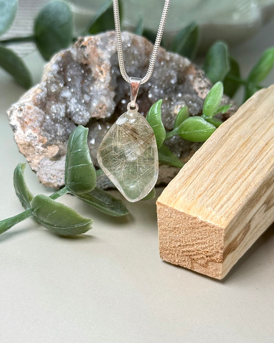 Rutilquarz Anhänger mit 925 Silberöse, klarer Quarz mit goldenen Rutilnadeln