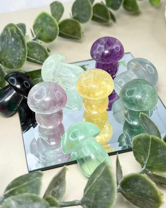 Fluorit Pilz 3 cm kleiner Edelstein geschnitzt in Pilzform