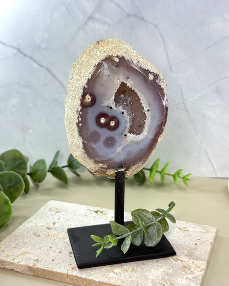 Achatgeode auf Metallständer 15 cm Naturstein Dekoration gebändert
agate geode on metal stand 15 cm natural stone decor
Achat Geode braun gebändert auf Ständer Deko Objekt
Detailaufnahme Achatgeode mit natürlicher Bänderung