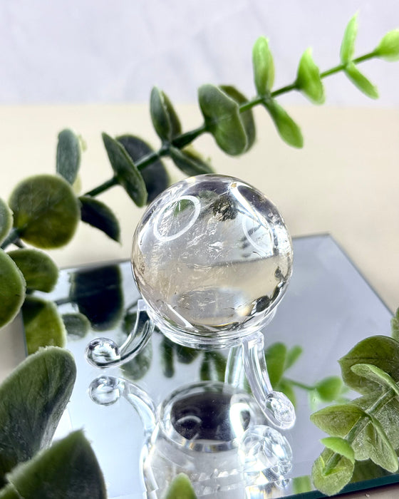 Bergkristall Kugel 4,2 cm klarer Quarz poliert Naturstein
clear quartz sphere 4.2 cm polished crystal ball
Bergkristall Kugel transparent Naturstein mit Einschlüssen
Detailaufnahme Bergkristall Kugel mit klarer Struktur