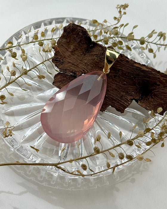 Rosenquarz-Anhänger facettiert – mit vergoldeter 925er Silberöse, Länge 4cm Statement piece