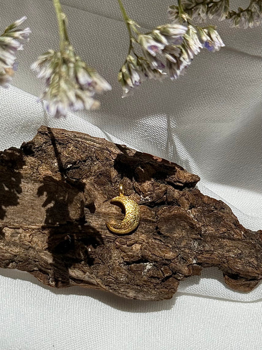 Halbmond-Anhänger aus 925er Silber vergoldet, 0,8cm
