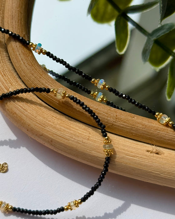 Opal-Armband mit Spinellperlen und vergoldeten 925er Silberelementen – 17 cm Umfang mit Verlängerungskette

