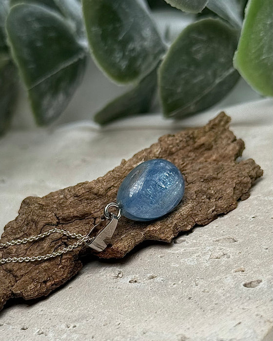 Disthen (Kyanit) Anhänger mit 925er Silberöse rhodiniert 1,5cm