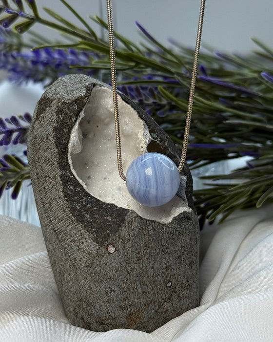 Blauer Chalcedon gebohrter Kugelanhänger