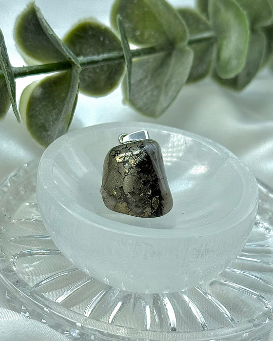Pyrit-Anhänger mit Quarz und 925er Silberöse rhodiniert