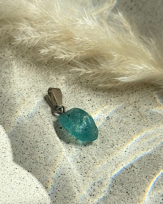 Blauer Turmalin (Indigolith) Anhänger mit 925er Silberöse rhodiniert, 1,3cm