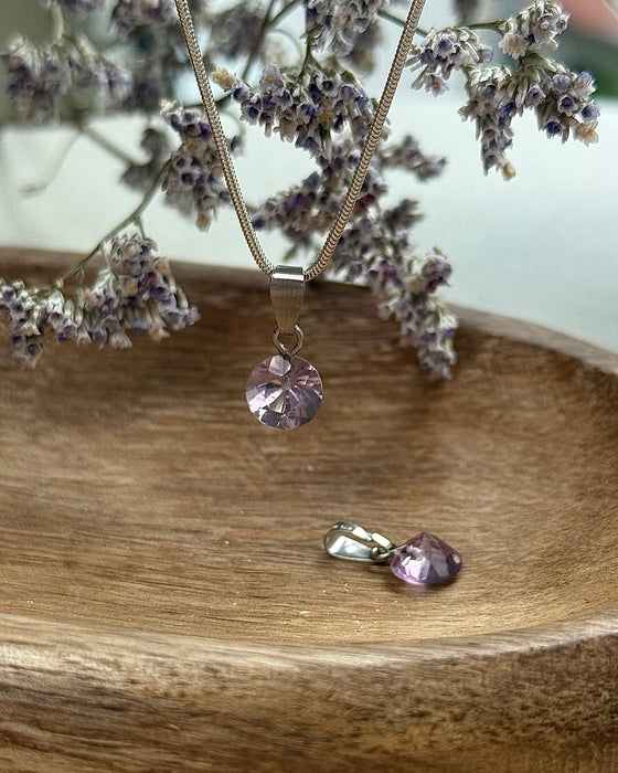 Facettierter Amethyst-Anhänger mit 925er Silberöse rhodiniert, 0,9cm