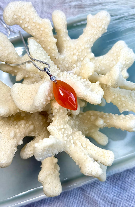 Carneol Anhänger in Tropfenform  mit Zirkonia & rhodinierter 925er Silberöse, 2cm