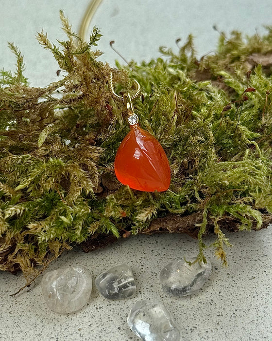 Carneol-Anhänger mit Zirkonia & vergoldeter Silberöse, 1,7cm