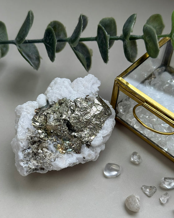 Pyrit mit Calcit Stufe (8 × 5 cm) – Mineralien-Unikat
