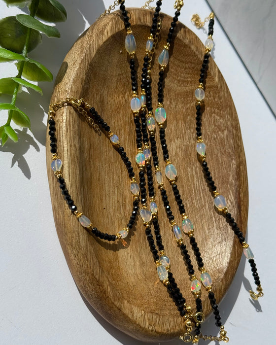 Natürliches Armband aus Opal-Nuggets, schwarzem Spinell und vergoldeten Silberdetails – handgefertigtes Schmuck-Unikat
