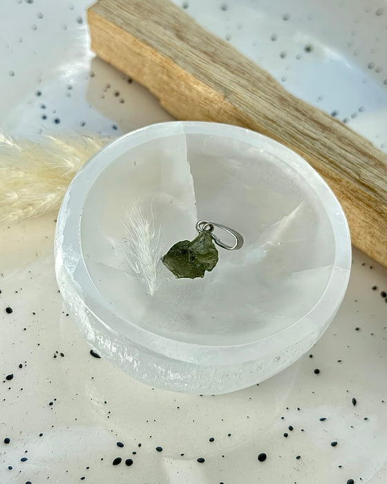 Moldavit Anhänger roh 925er Silberschlaufe rhodiniert