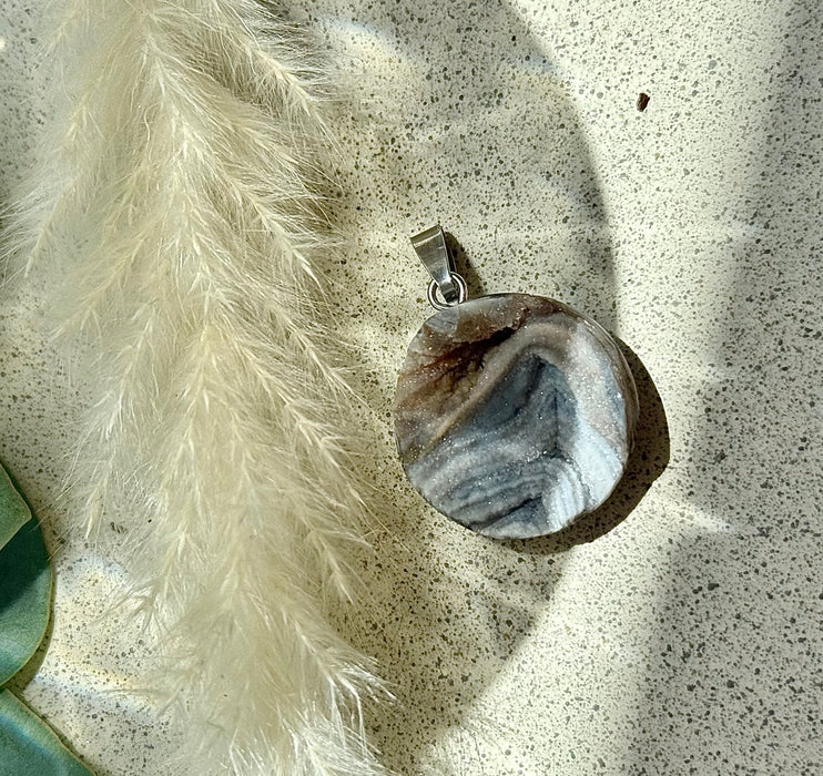 Chalcedon Rose Roh-Anhänger mit rhodinierter 925er Silberstiftöse, Durchmesser 2,2cm
