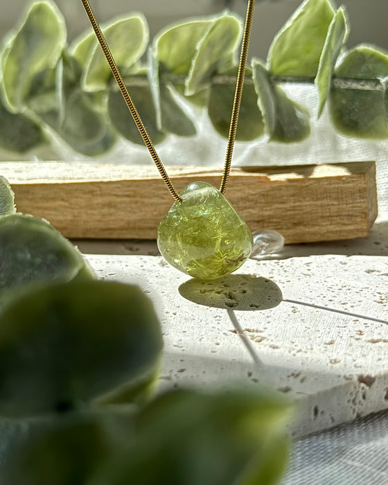 Grossular (grüner Granat) gebohrter Anhänger