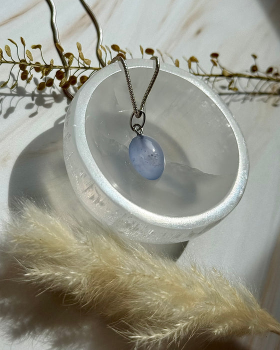 Blauer Chalcedon Cabochon Anhänger mit 925er Silberöse (rhodiniert) 1,5cm