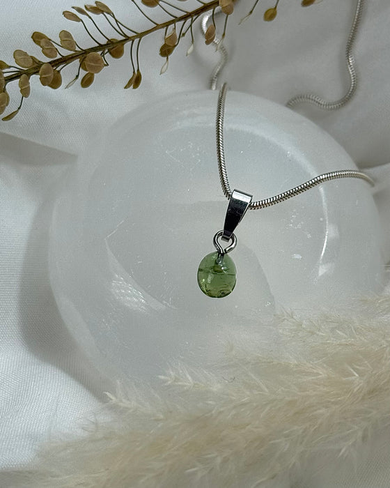 Grüner Turmalin (Verdelith)  mit rhodinierter 925er Silberöse, 0,8cm