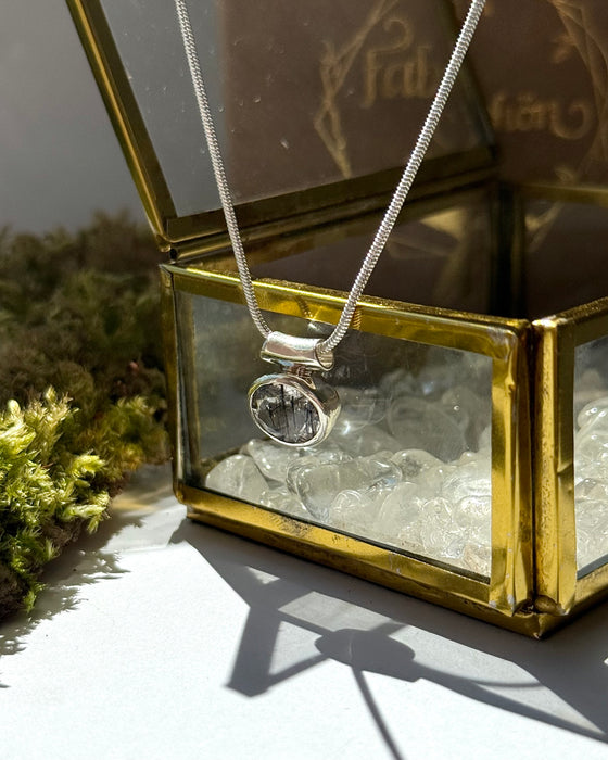 Turmalin-Quarz Anhänger (1,1 cm) – eingefasst in 925er Silber | Schmuck-Unikat