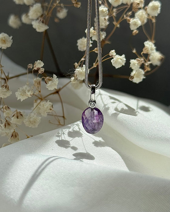 Facettierter ovaler Amethyst-Anhänger – mit Zirkonia & 925er Silberschlaufe (rhodiniert)