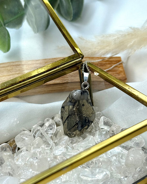 Pyrit-Anhänger mit Quarz und 925er Silberöse rhodiniert