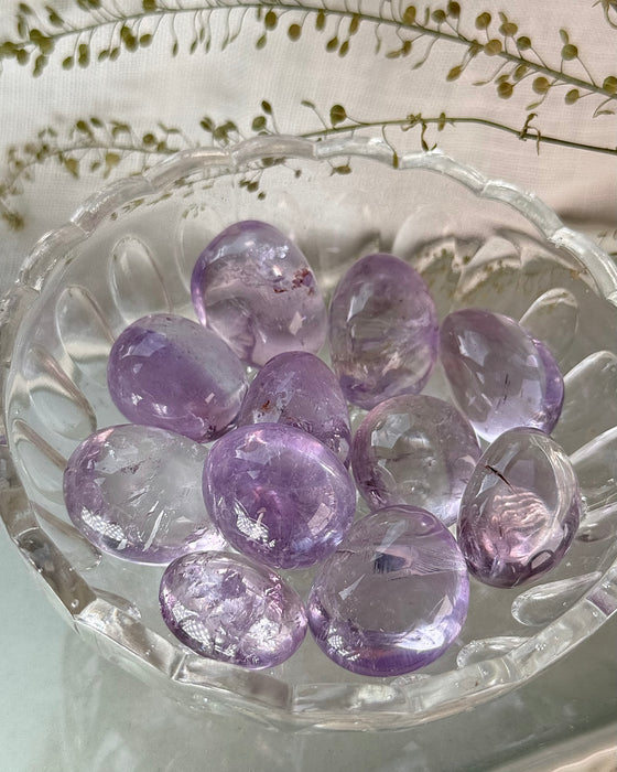 Amethyst Trommelstein licht