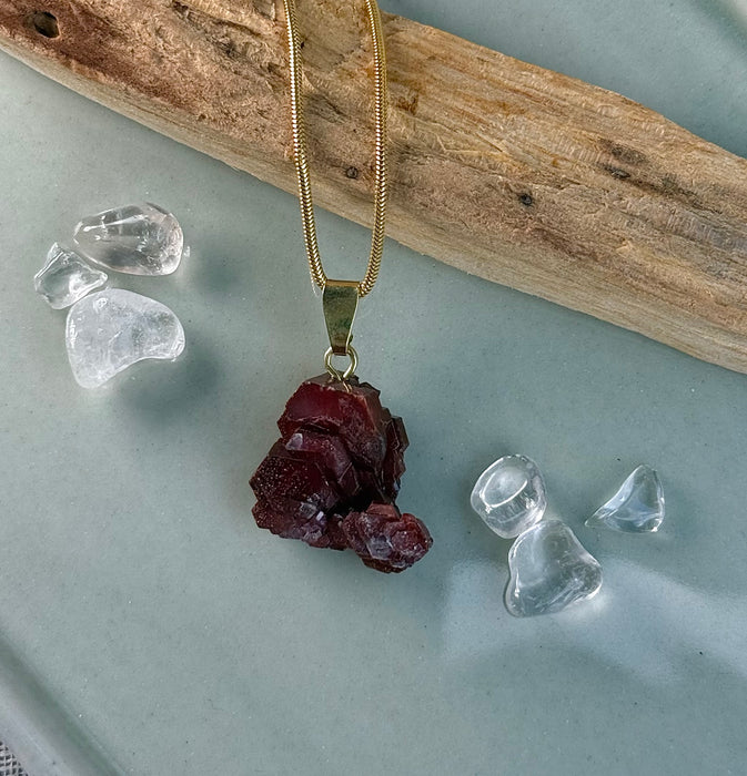 Vanadinit-Rohkristall-Anhänger – mit vergoldeter & rhodinierter 925er Silberöse, 1,9cm