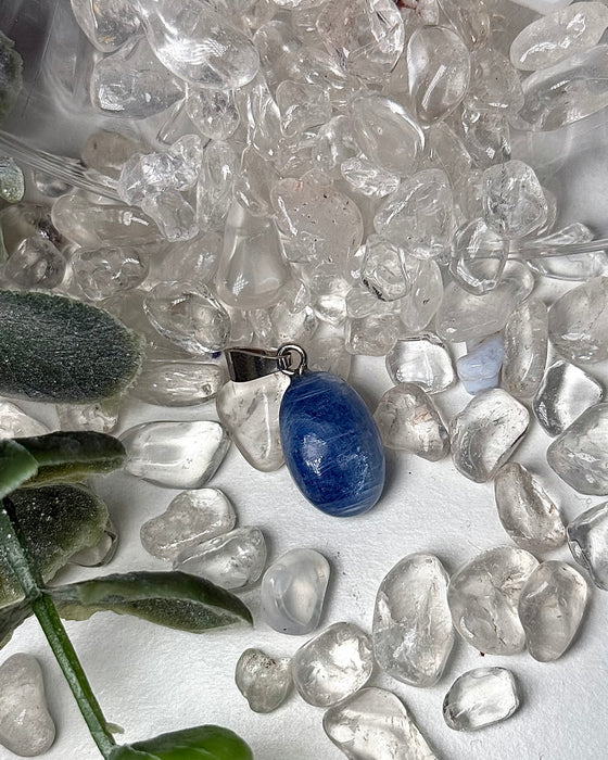 Disthen (Kyanit) Anhänger mit 925er Silberöse rhodiniert 1,5cm