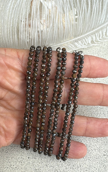 Facettiertes Bronzit Armband mit 925er Silberperle 3 mm, Umfang 17 cm