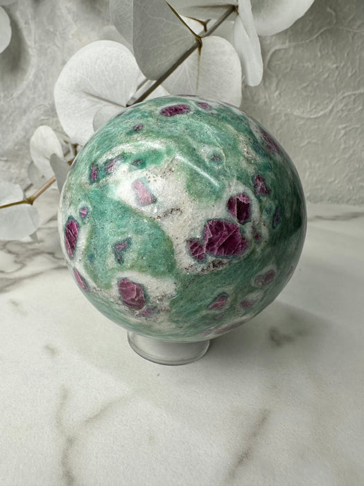 Rubin in Fuchsit Kugel K139