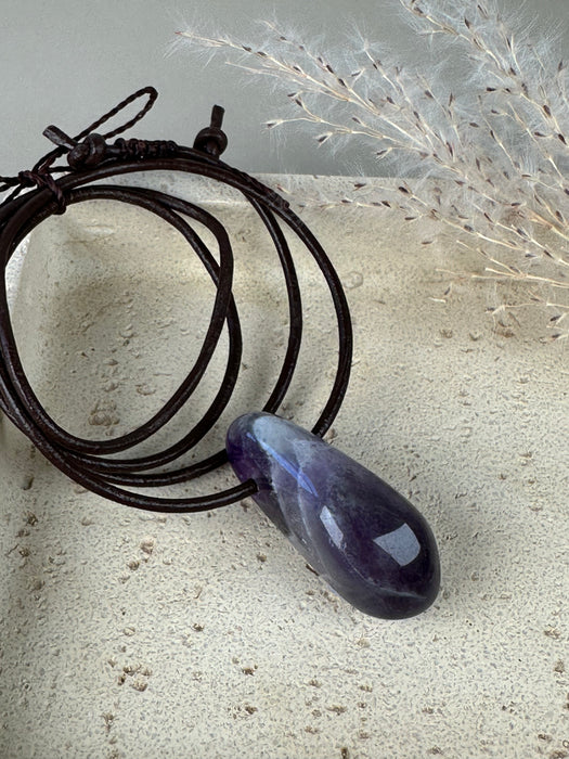 Chevron Amethyst gebohrter Anhänger mit 60cm Lederband