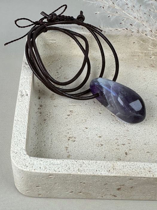 Chevron Amethyst gebohrter Anhänger mit 60cm Lederband