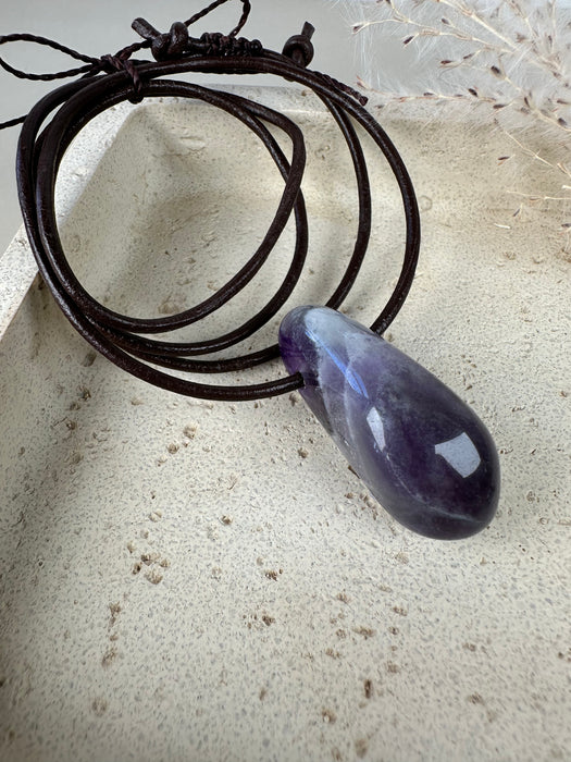 Chevron Amethyst gebohrter Anhänger mit 60cm Lederband