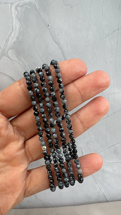 Facettiertes Armband aus Schneeflocken-Obsidian 3mm mit 925er Silberperle, Umfang 17cm