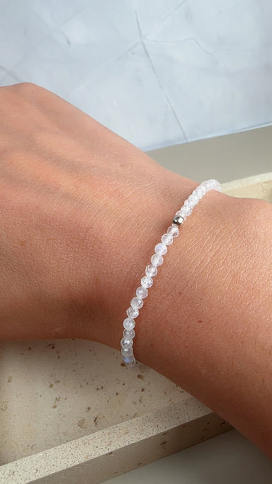 Facettiertes weißes Labradorit Armband mit 925er Silberperle 3 mm, Umfang 17 cm